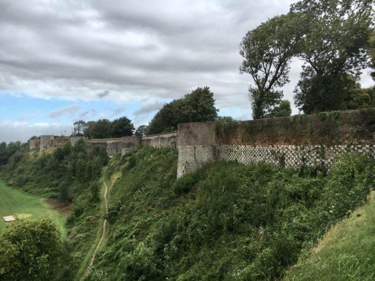Au Dela Des Remparts Vila Montreuil  Exterior foto